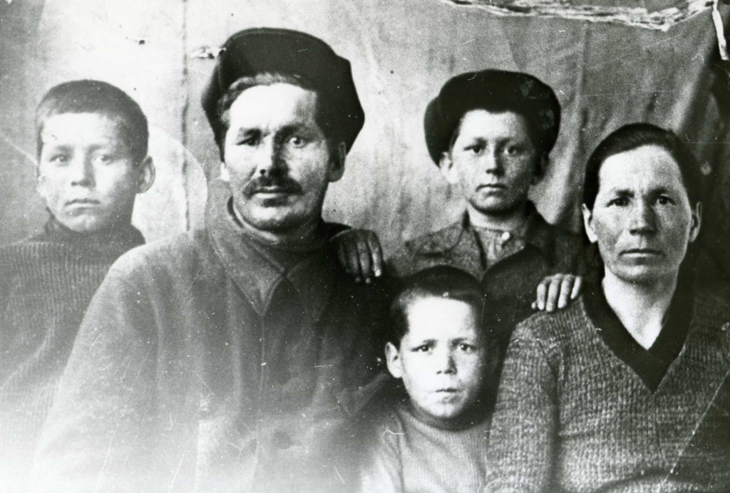 Остапов М.И. (третий слева вверху) Семья Остаповых МКУК МТК ЗСМД НВФ 1130-2.jpg